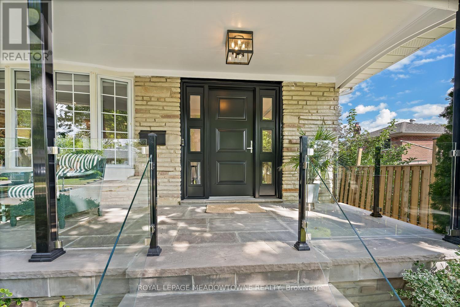42 Oxenden Crescent, Toronto, Ontario  M9C 4H4 - Photo 5 - W13784800