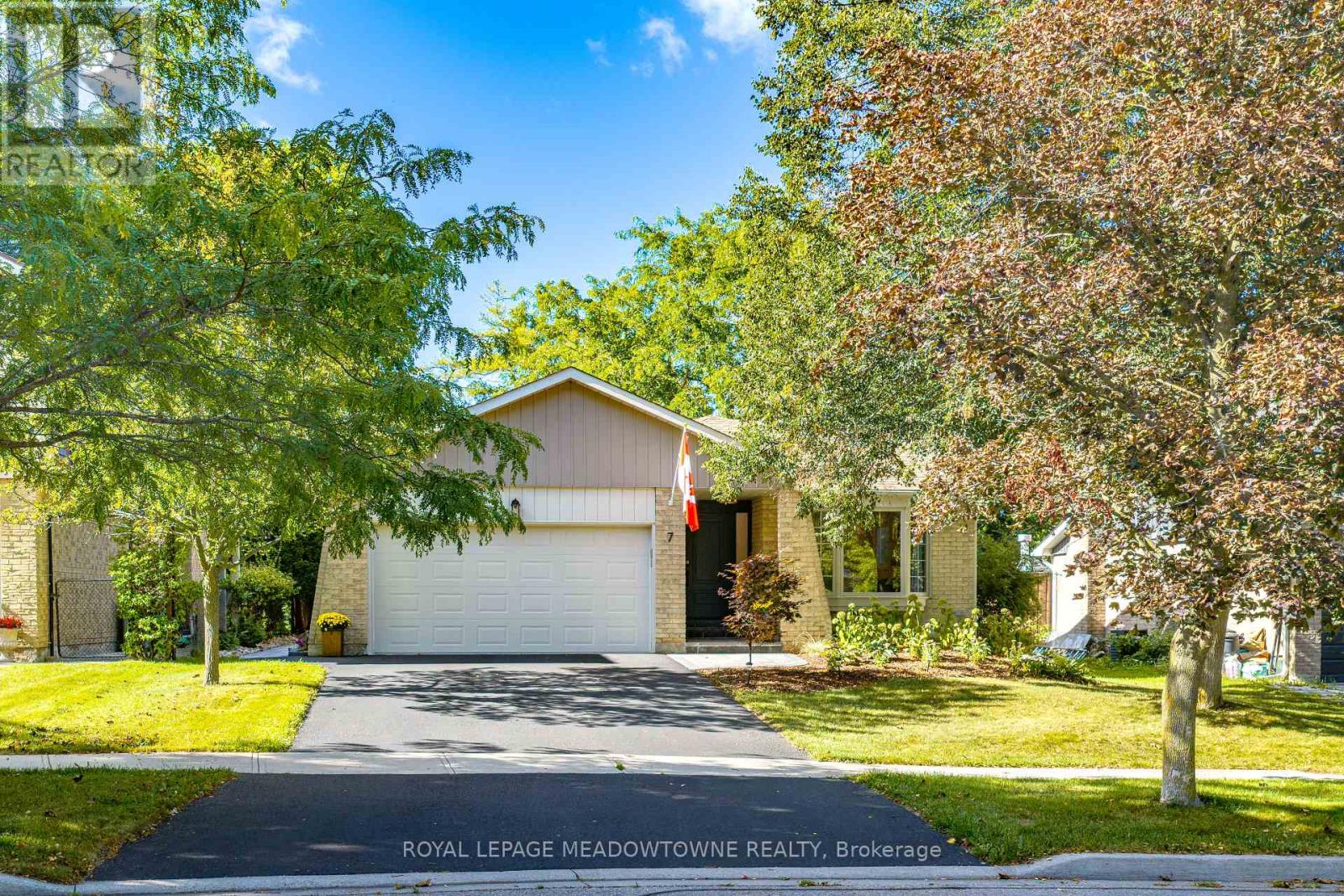 7 Terry Court, Halton Hills, Ontario  L7G 1P4 - Photo 2 - W13784890