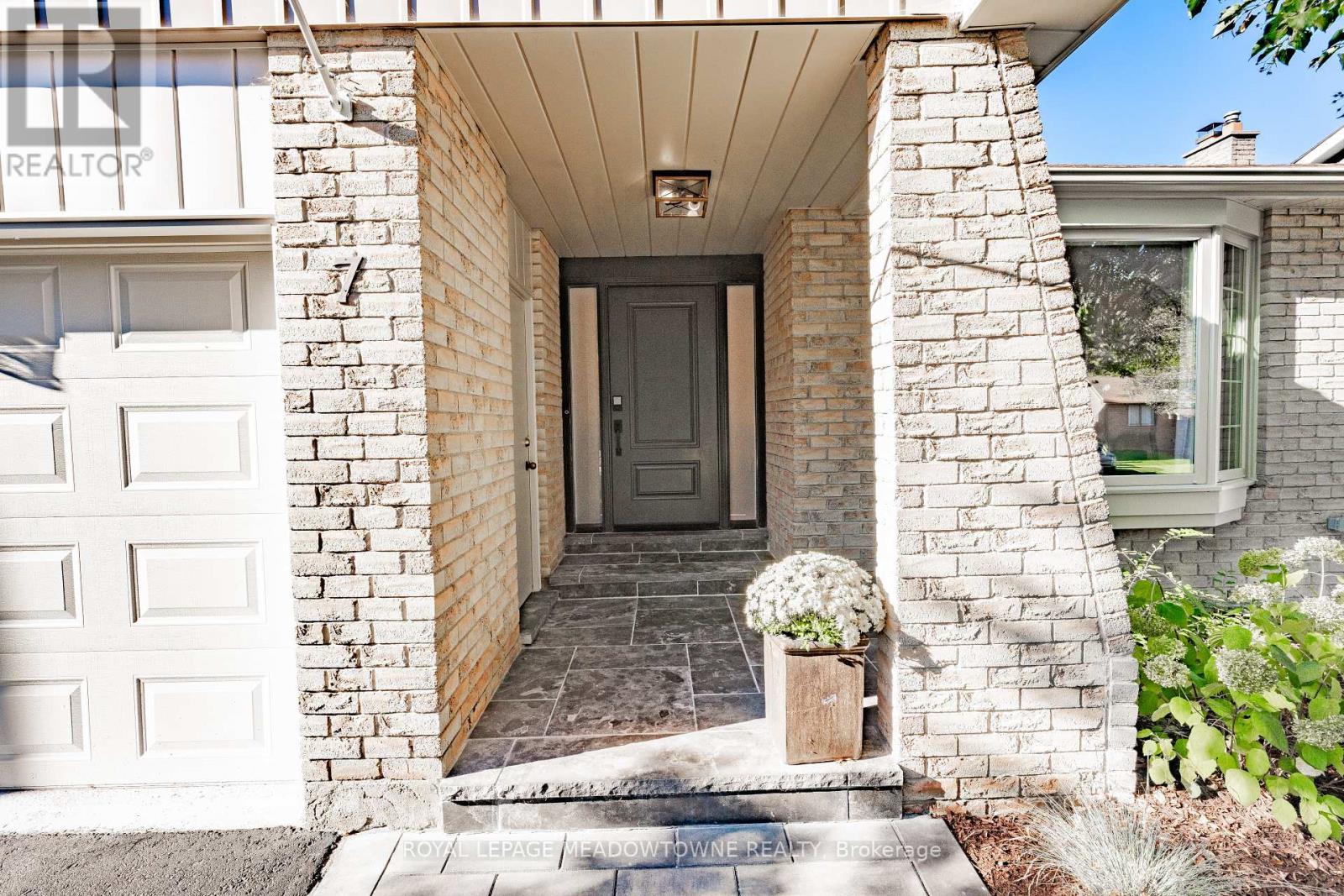 7 Terry Court, Halton Hills, Ontario  L7G 1P4 - Photo 4 - W13784890
