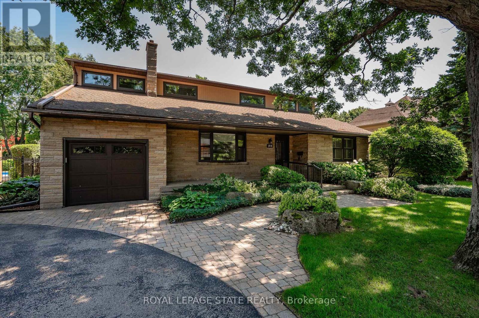 109 Rosemary Lane, Hamilton, Ontario  L9G 2K4 - Photo 1 - X13784994