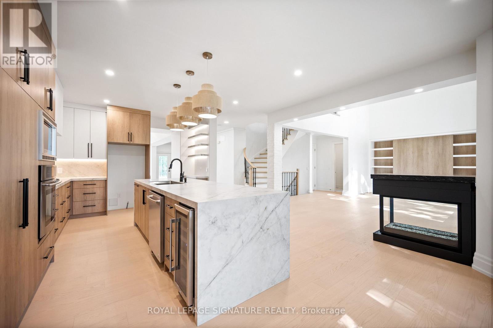 762 Duchess Drive, Mississauga, Ontario L4Y 1H7 - Photo 4 - W13782488