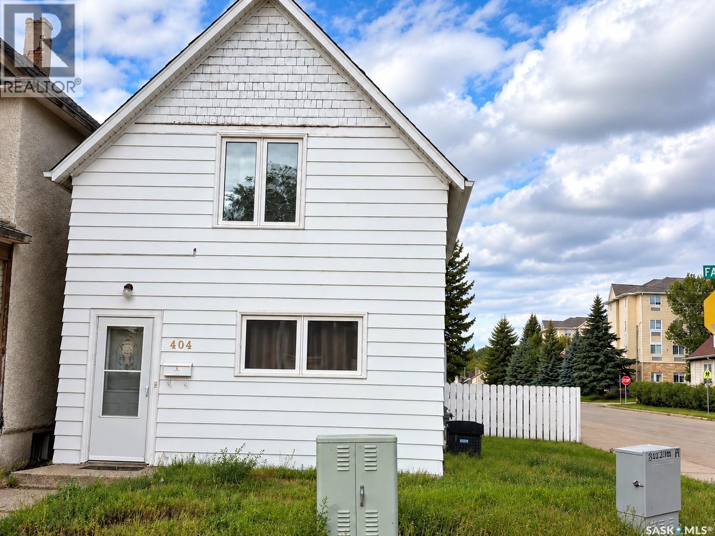 404 Fairford STREET W photo 1