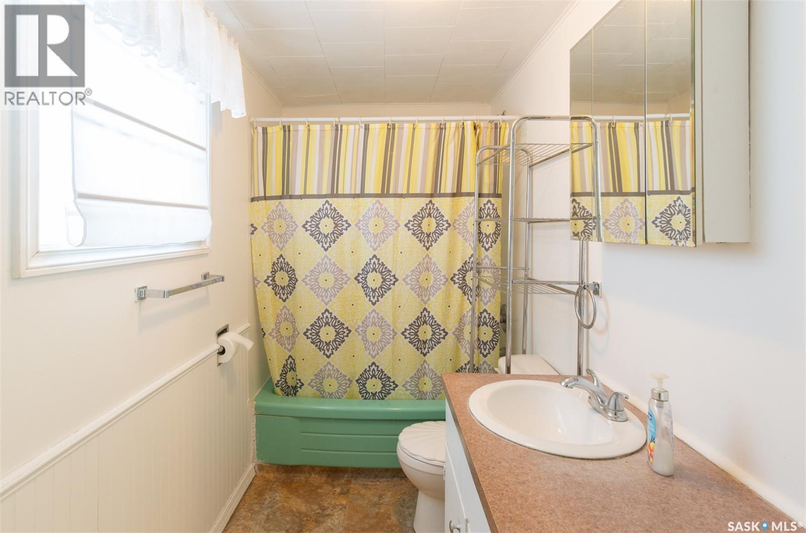 404 Fairford STREET W photo 6