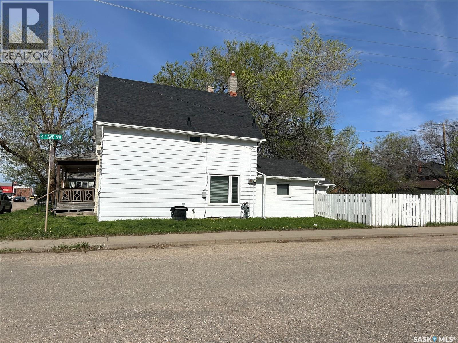 404 Fairford STREET W photo 24