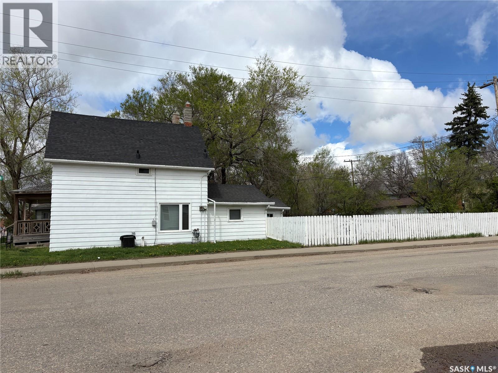 404 Fairford STREET W photo 23