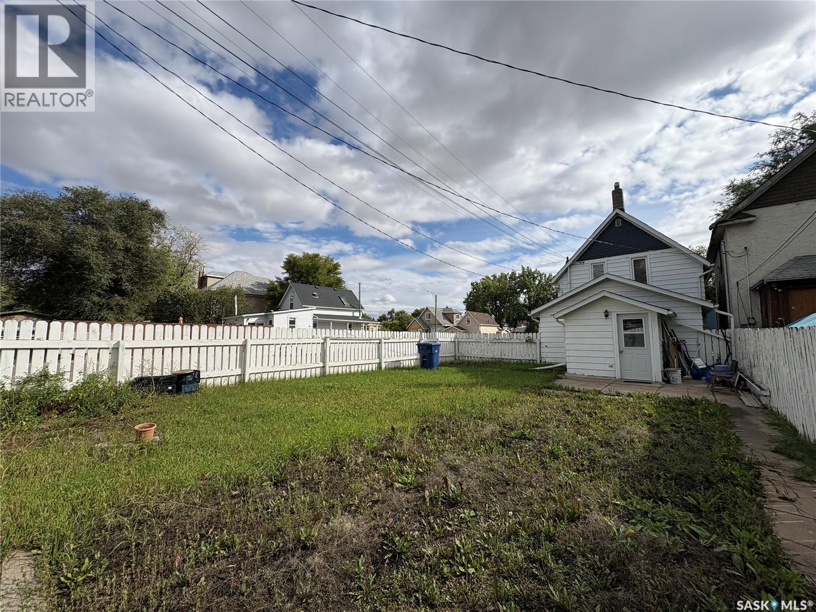 404 Fairford STREET W photo 25