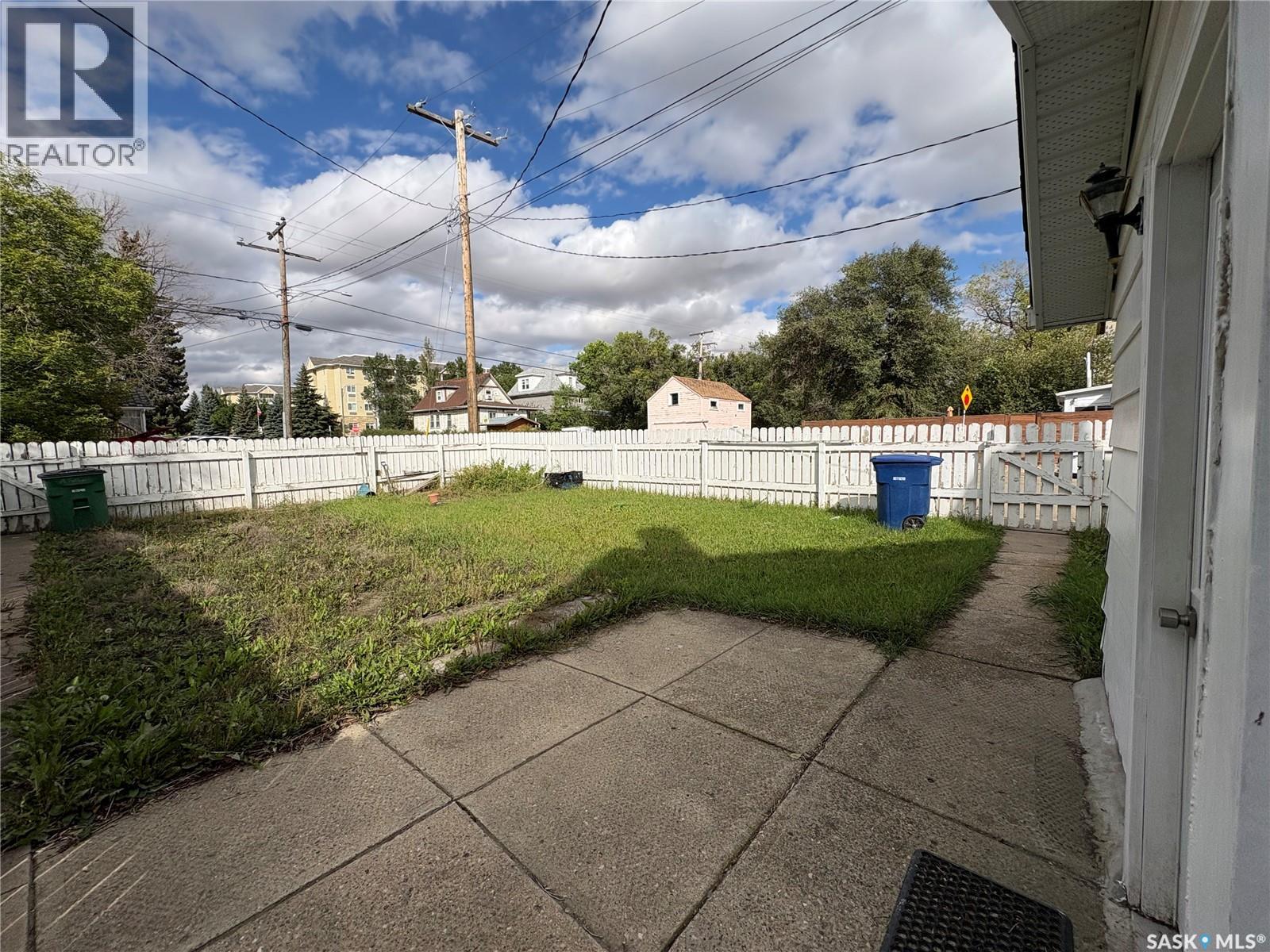 404 Fairford STREET W photo 26