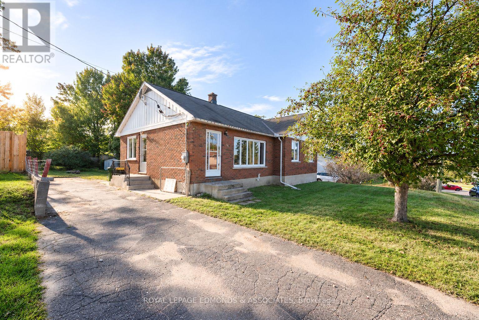 55 Selkirk Street, Petawawa, Ontario K8H 1P3 - Photo 3 - X13785234