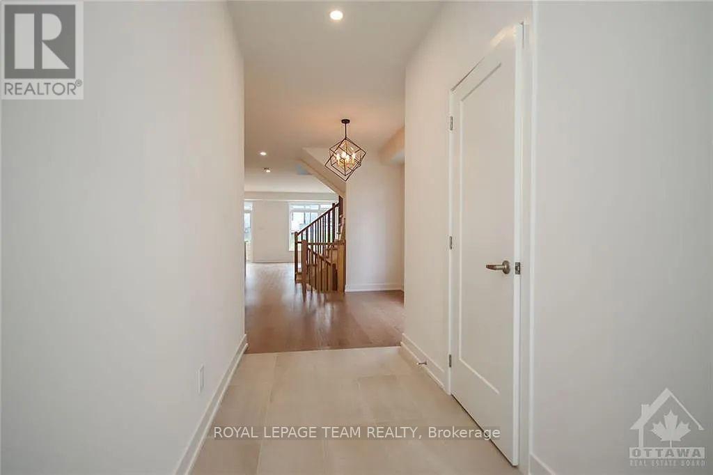 633 Rathburn Lane, Ottawa, Ontario  K1T 3W7 - Photo 3 - X13785144