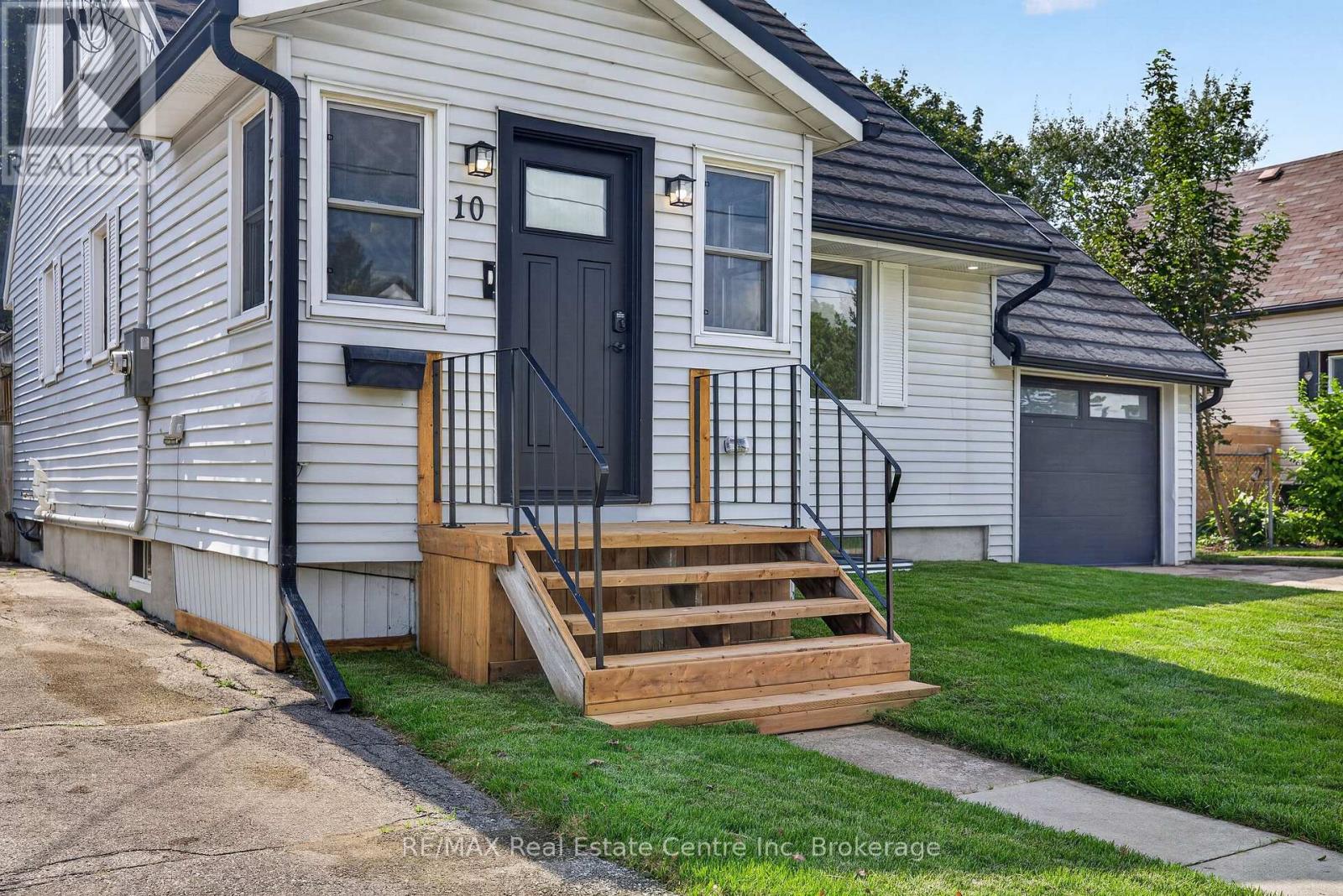 10 Churchill Crescent W, Centre Wellington, Ontario  N1M 2J4 - Photo 3 - X13785326