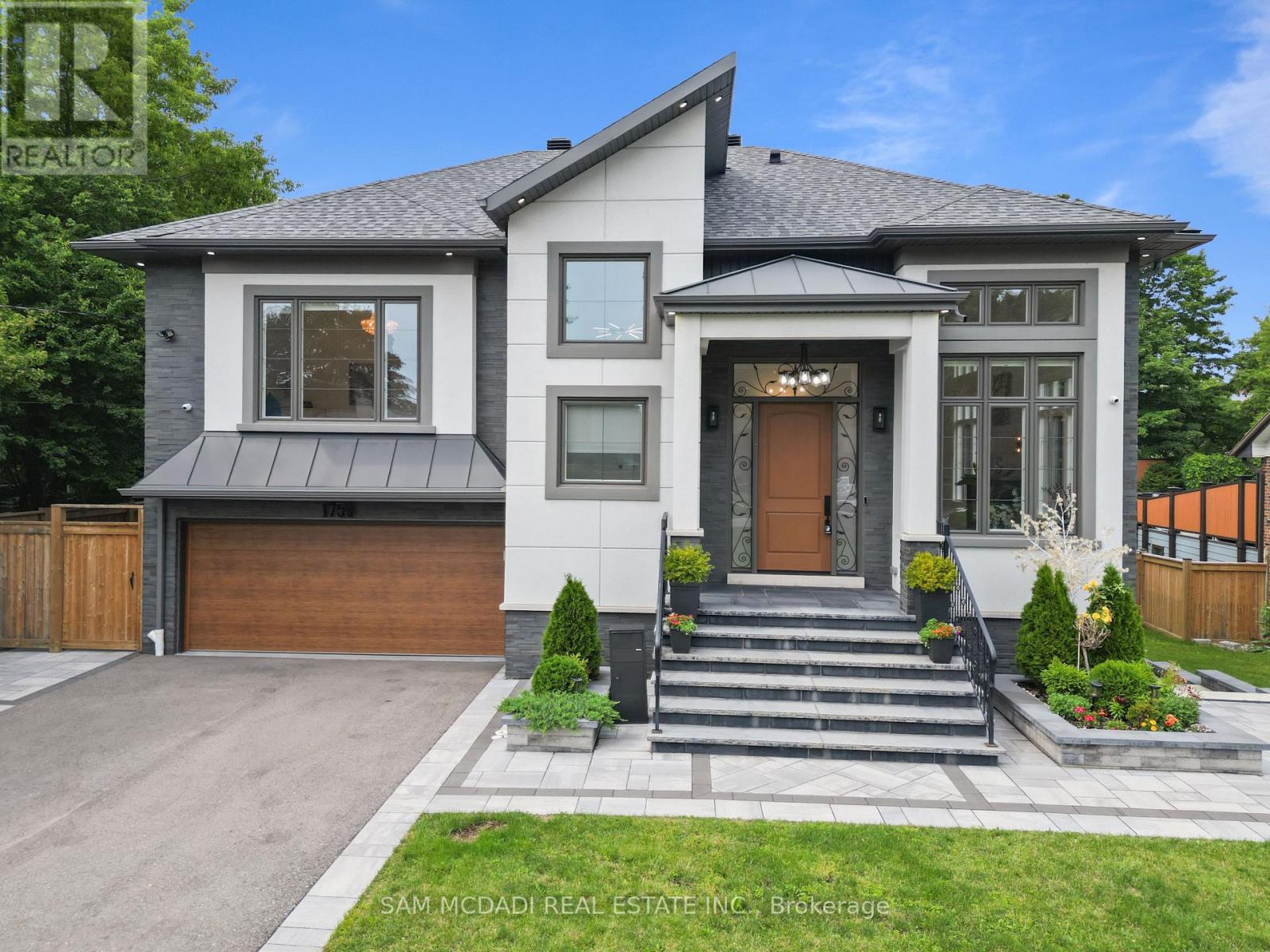 1750 Lincolnshire Boulevard, Mississauga, Ontario  L5E 2S7 - Photo 2 - W13785256