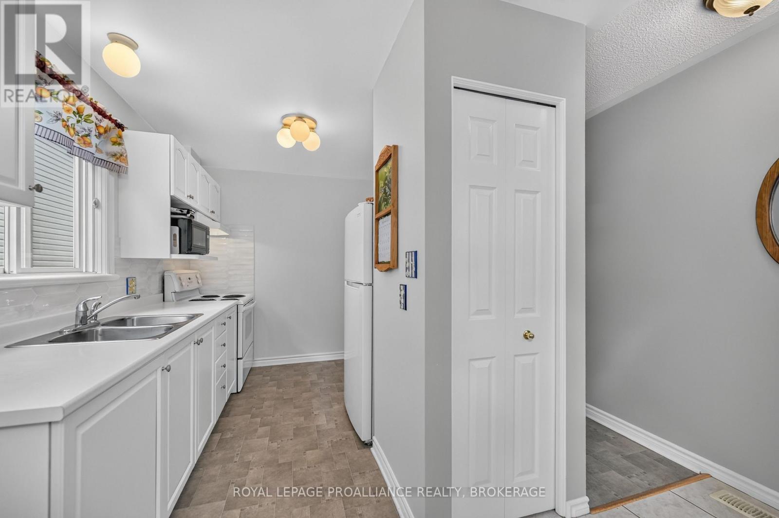 733 Shires Way, Kingston, Ontario  K7M 8X9 - Photo 6 - X13785516