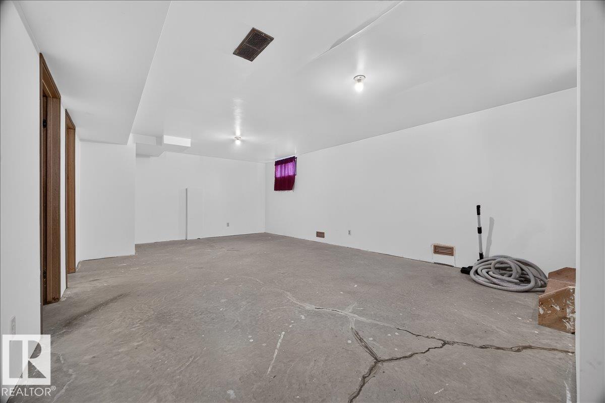 2907 49 ST NW photo 43