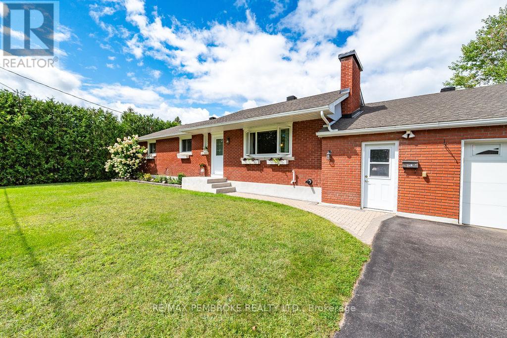 13 SUNSET CRESCENT, Petawawa, Ontario