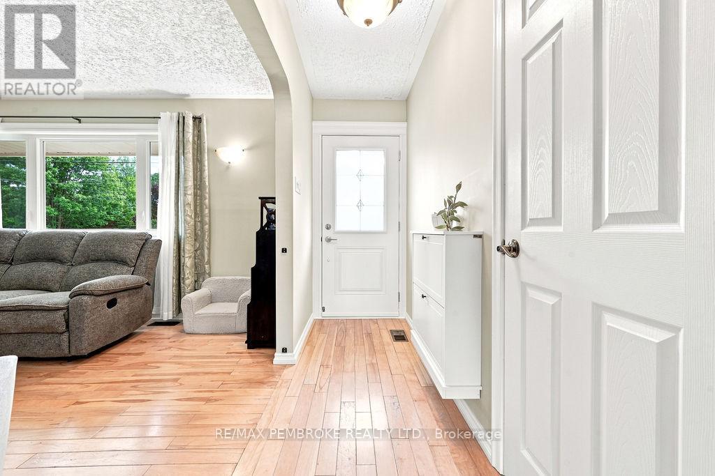 13 Sunset Crescent, Petawawa, Ontario K8H 2L8 - Photo 3 - X13785512