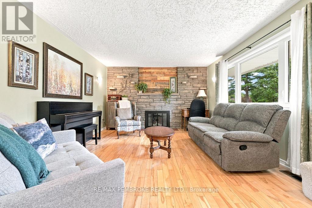 13 Sunset Crescent, Petawawa, Ontario K8H 2L8 - Photo 4 - X13785512