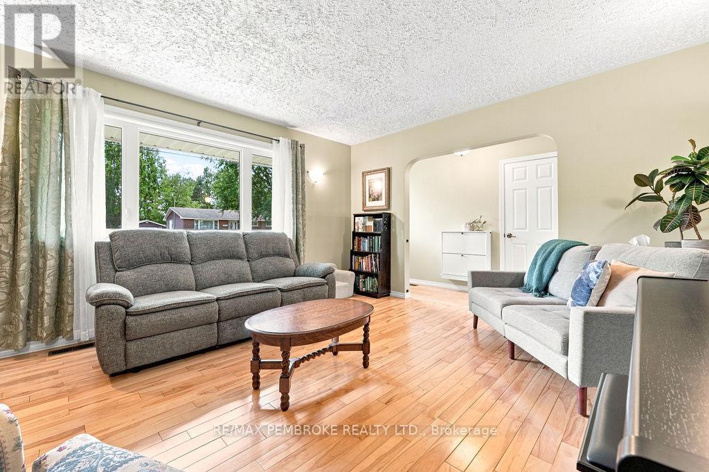 13 Sunset Crescent, Petawawa, Ontario K8H 2L8 - Photo 5 - X13785512