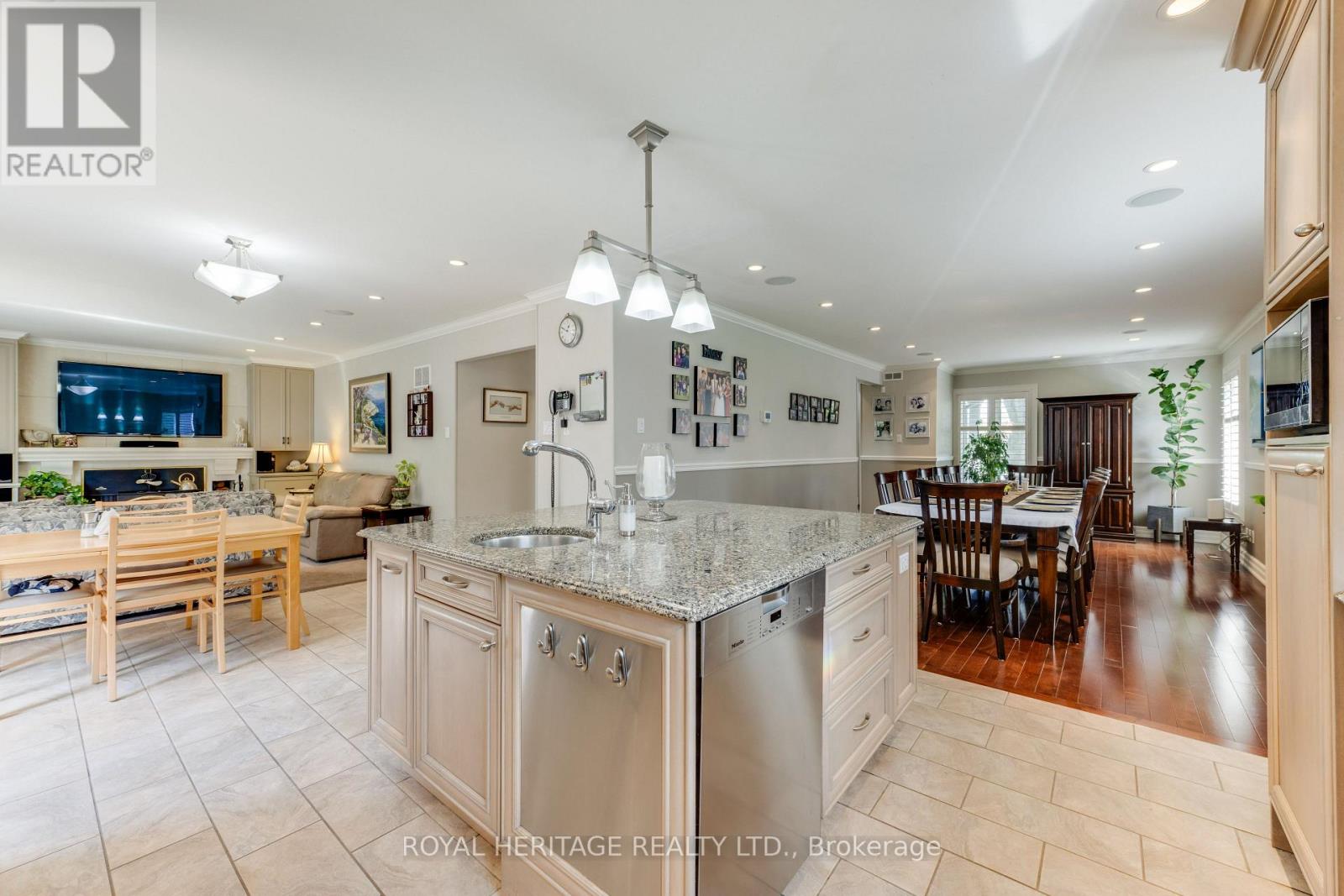 8 Chantrey Court, Toronto, Ontario  M1E 4V3 - Photo 7 - E13785504