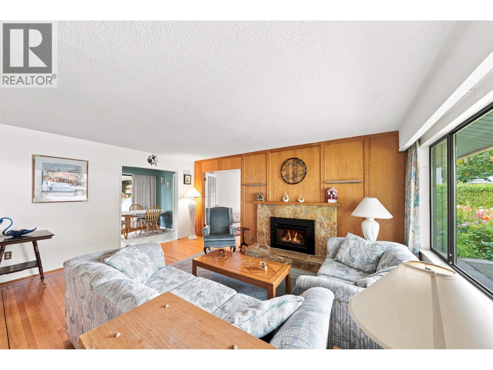 2161 Floralynn Crescent, North Vancouver, British Columbia  V7J 2W3 - Photo 4 - R3165518