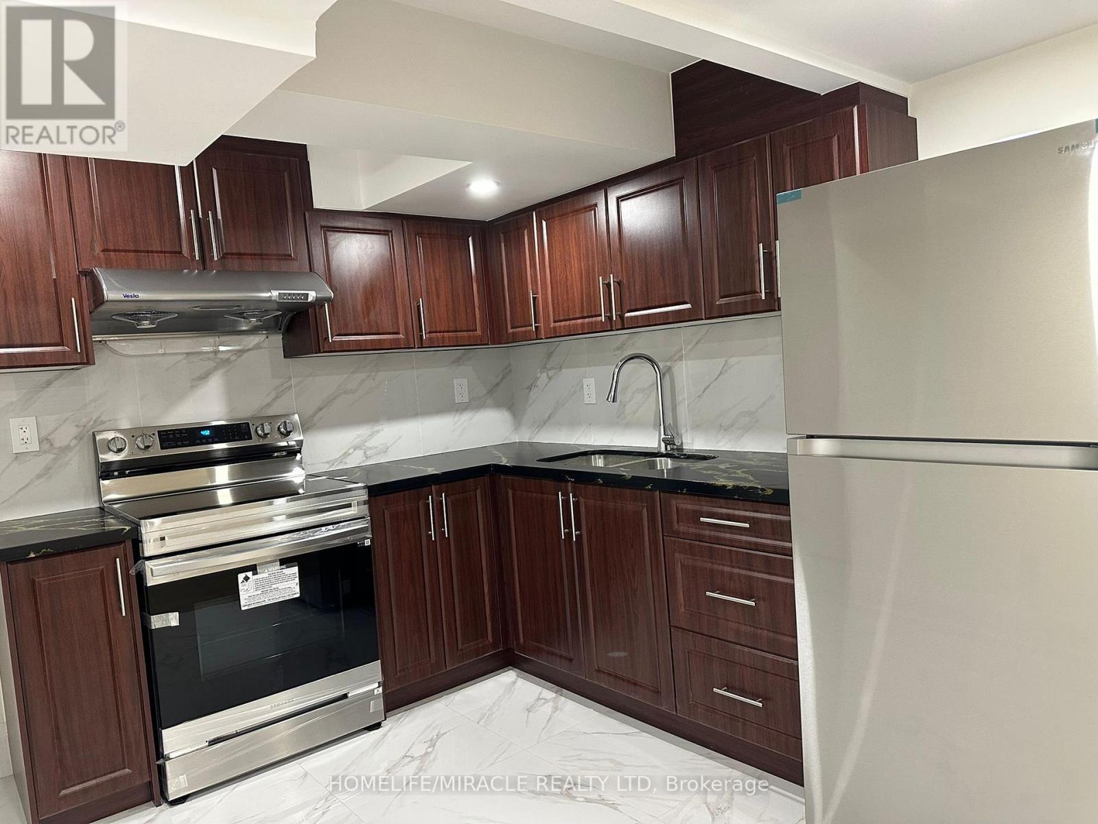11 Cresswell Drive, Brampton, Ontario  L6Y 2T5 - Photo 2 - W13785514