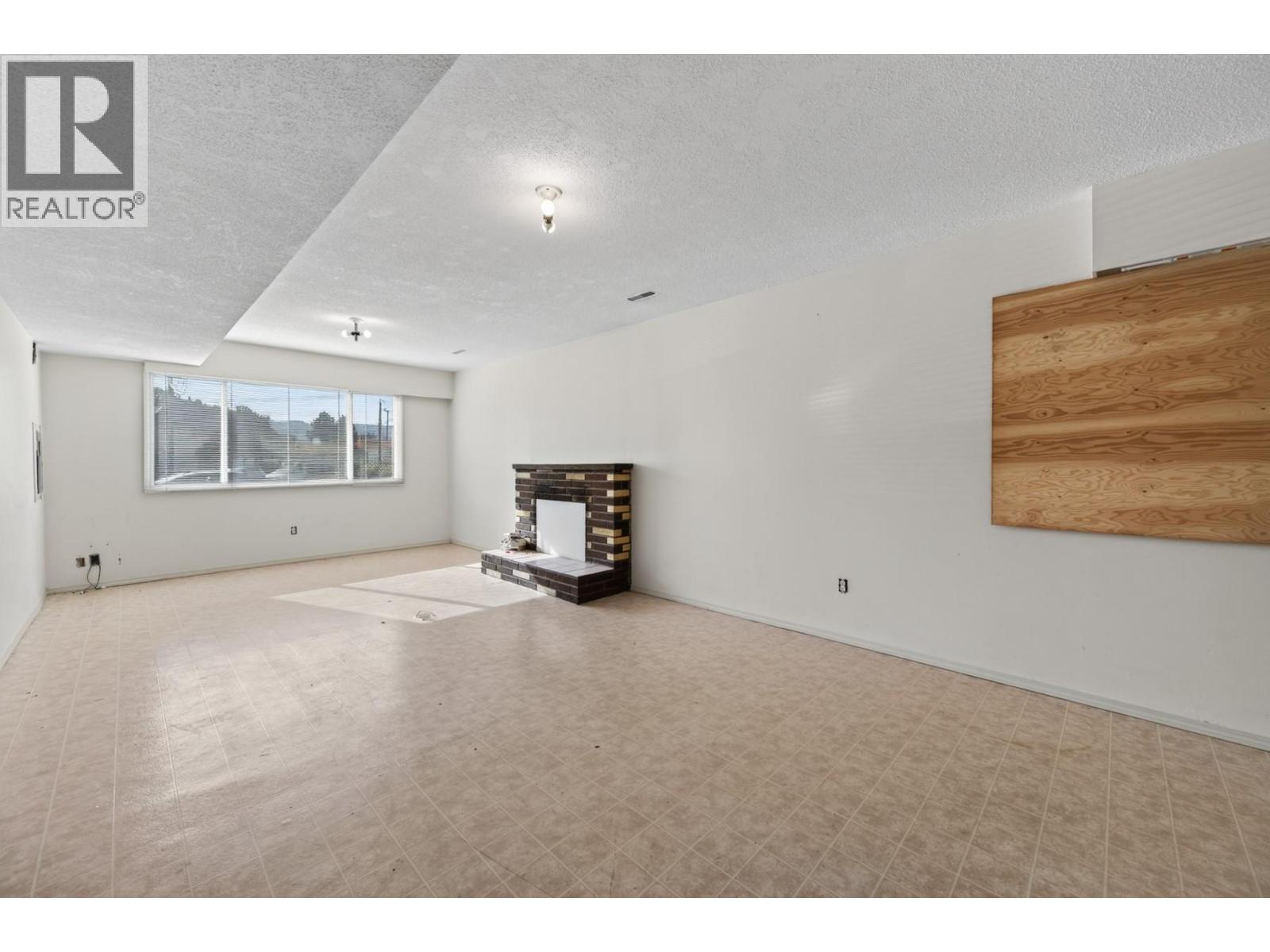 1037 Dundas Street photo 23