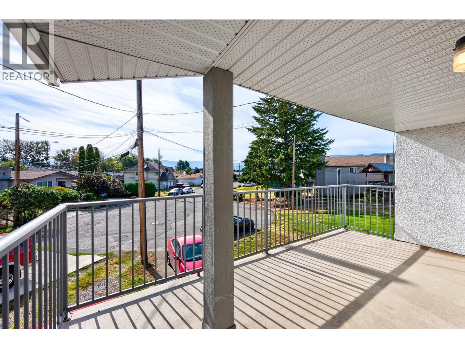 1037 Dundas Street photo 13