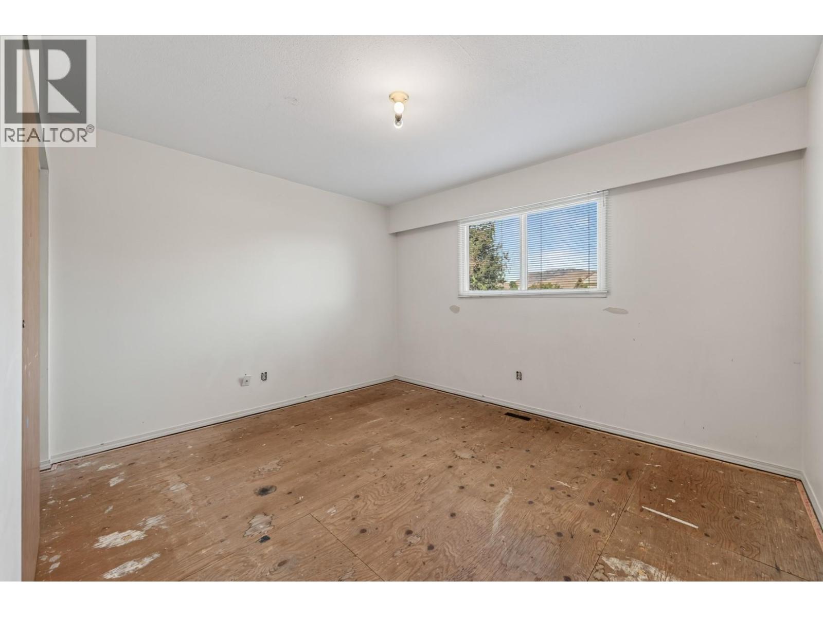 1037 Dundas Street photo 19