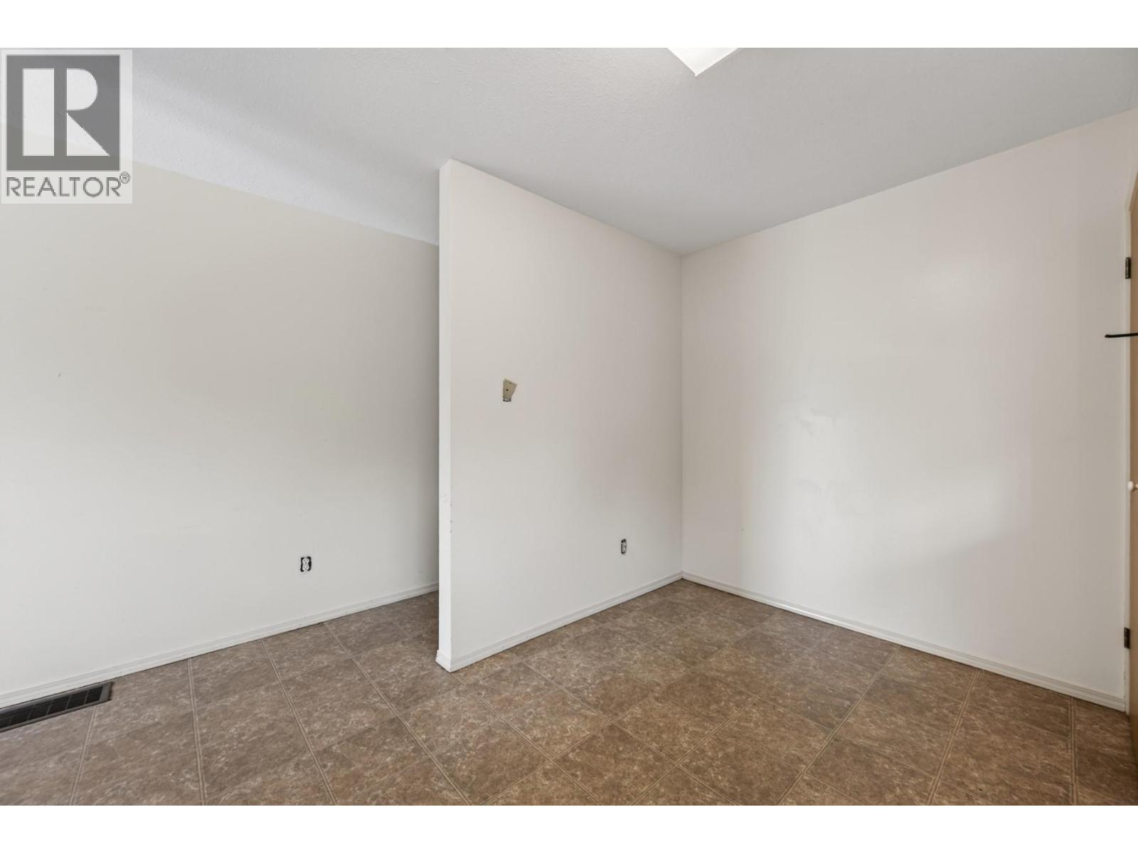 1037 Dundas Street photo 9