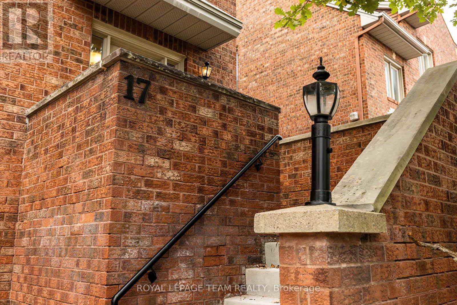 17 Catherwood Court, Ottawa, Ontario K2K 2K1 - Photo 2 - X13785816