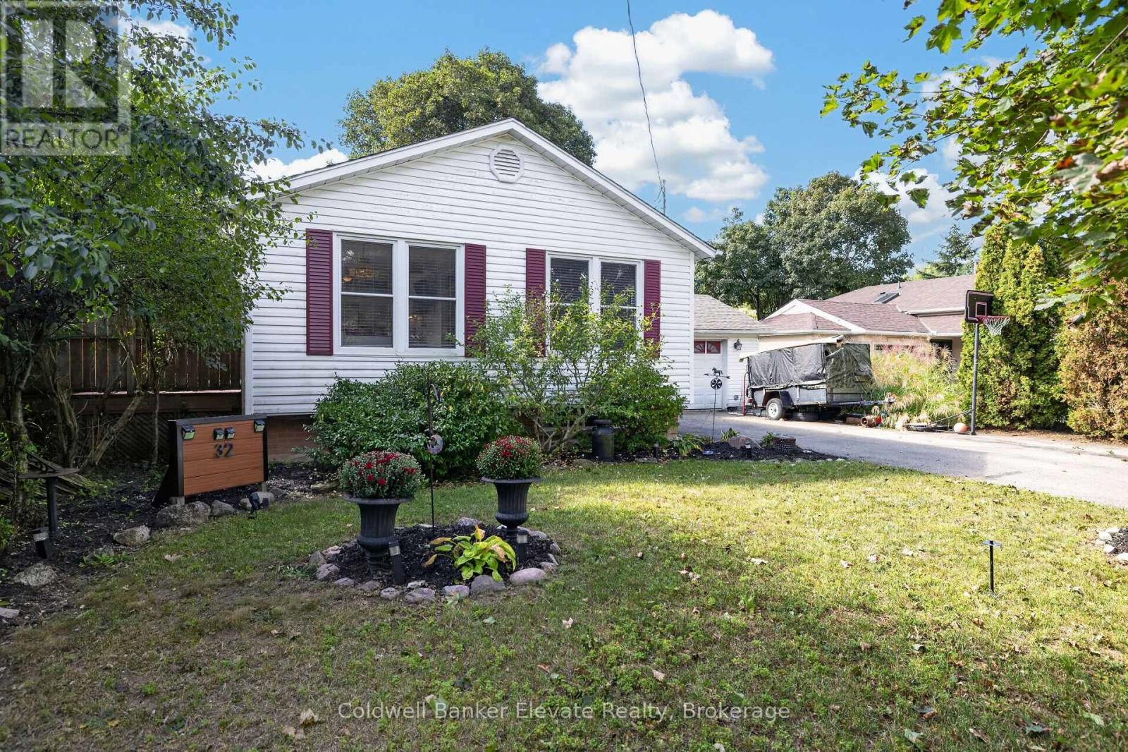 32 Chelvin Drive, Halton Hills, Ontario  L7G 4P9 - Photo 3 - W13785662