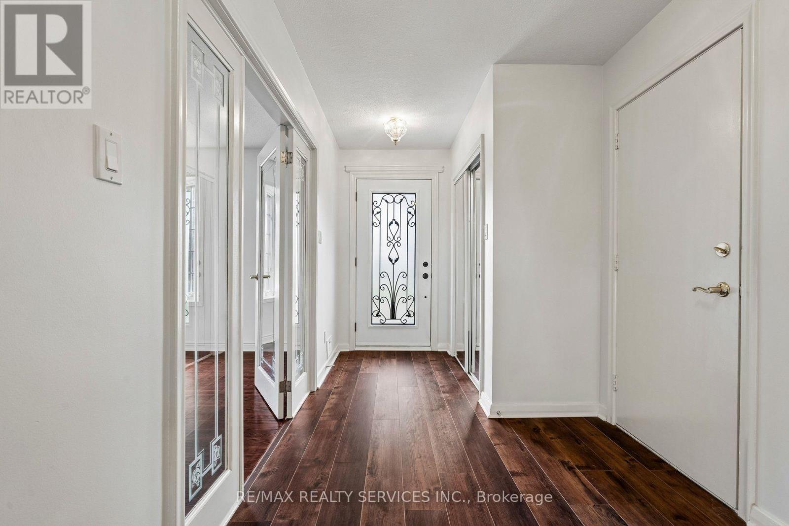 16 Malvern Court, Brampton, Ontario L6W 1H1 - Photo 4 - W13785796