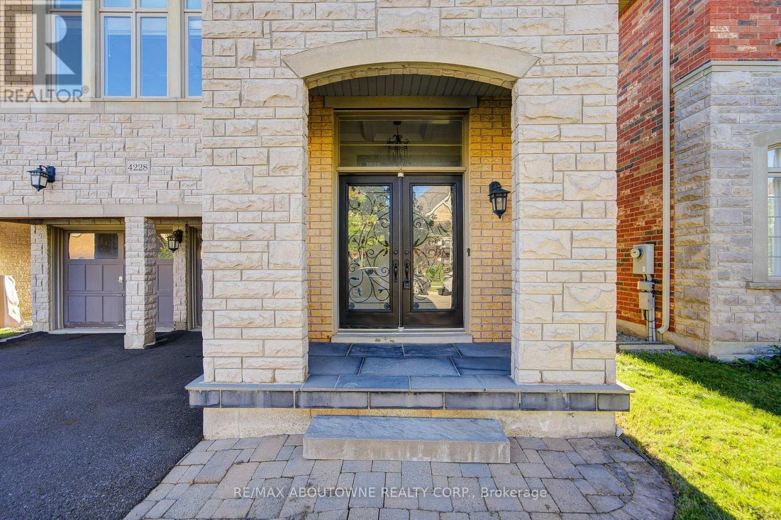 4228 Fuller Crescent, Burlington, Ontario  L7M 0M4 - Photo 3 - W13785866