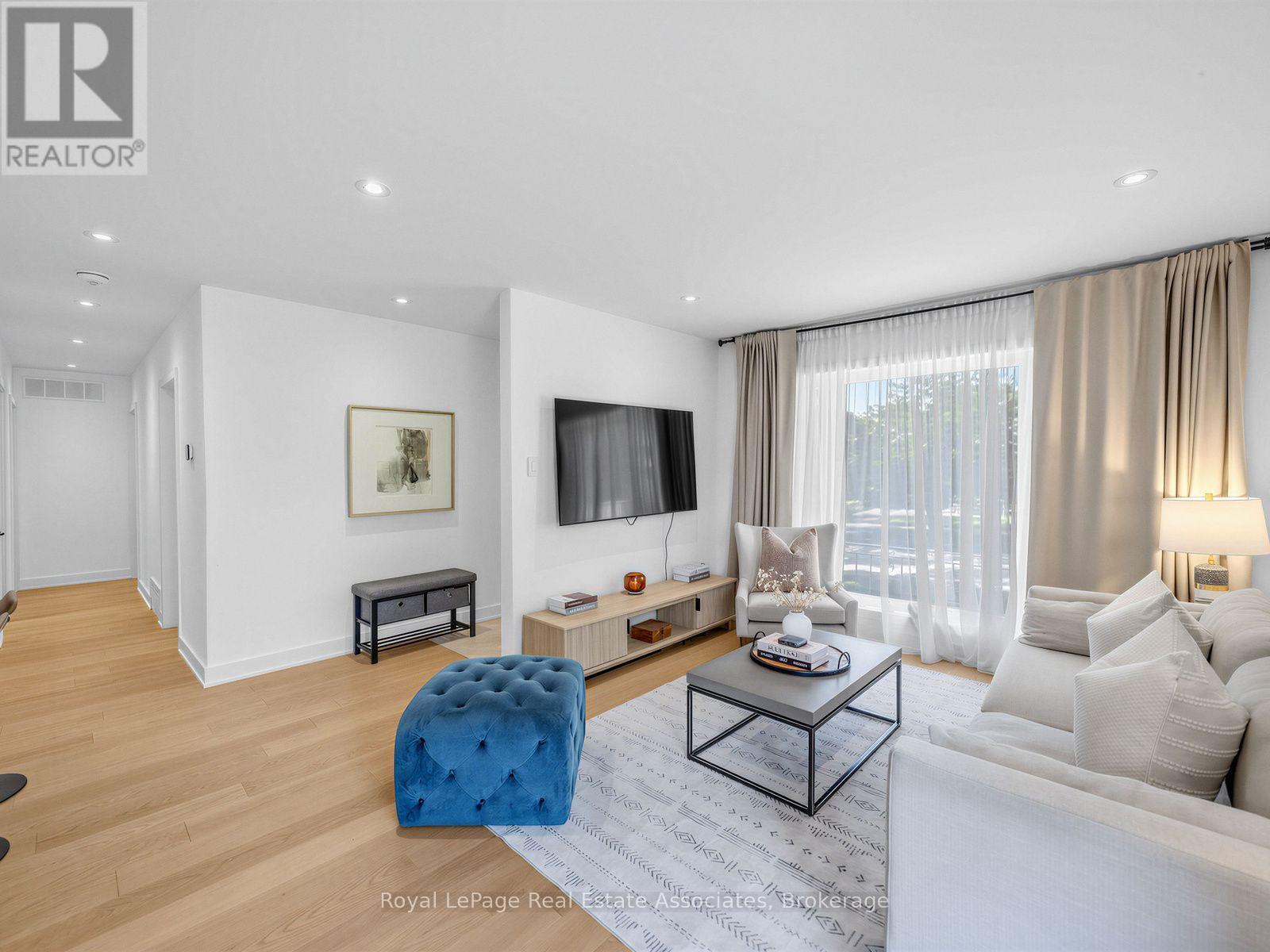 25 Treeview Drive, Toronto, Ontario  M8W 4B8 - Photo 4 - W13785908