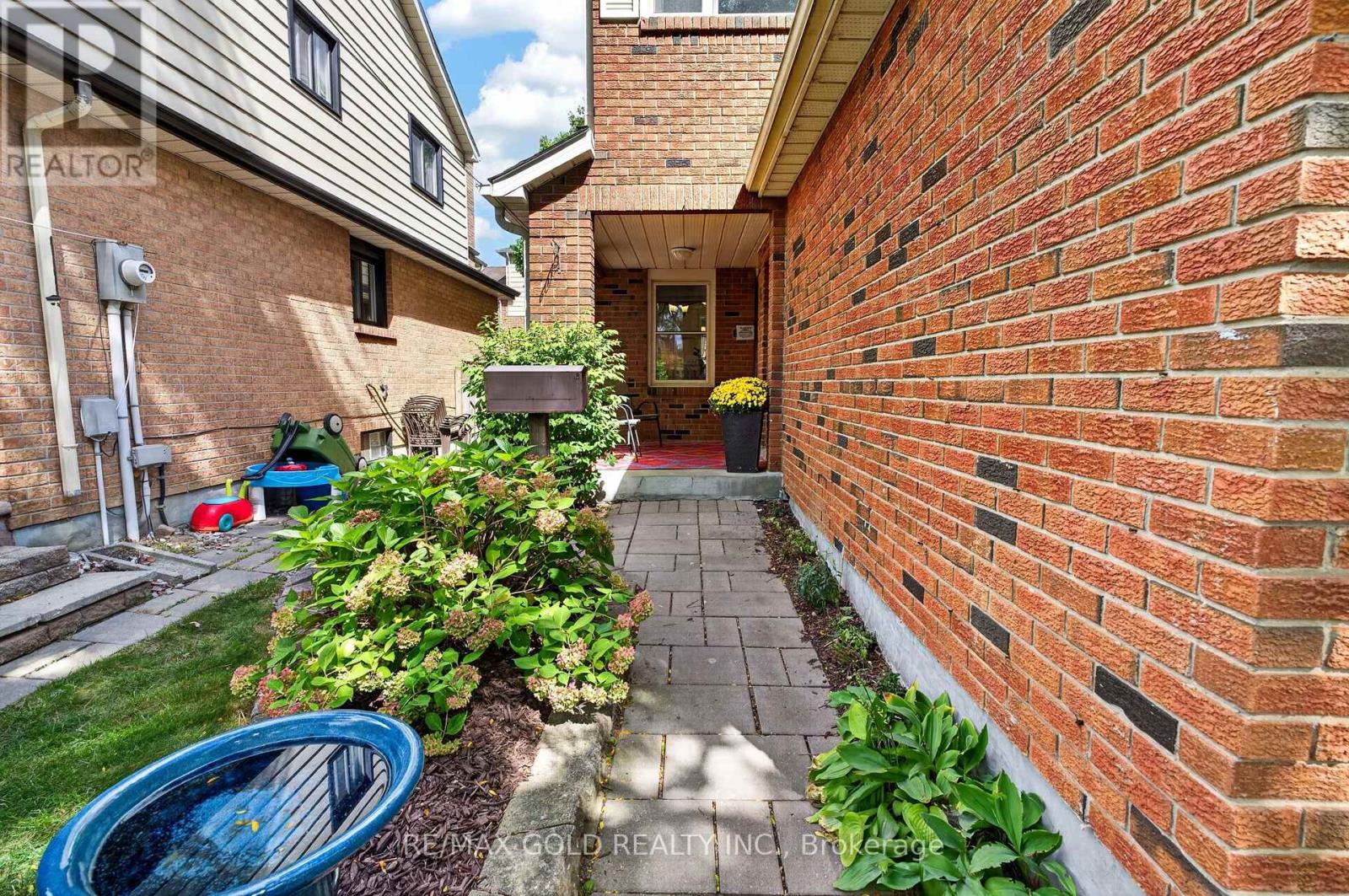 6 Rowe Court, Brampton, Ontario  L6X 2S2 - Photo 5 - W13785984