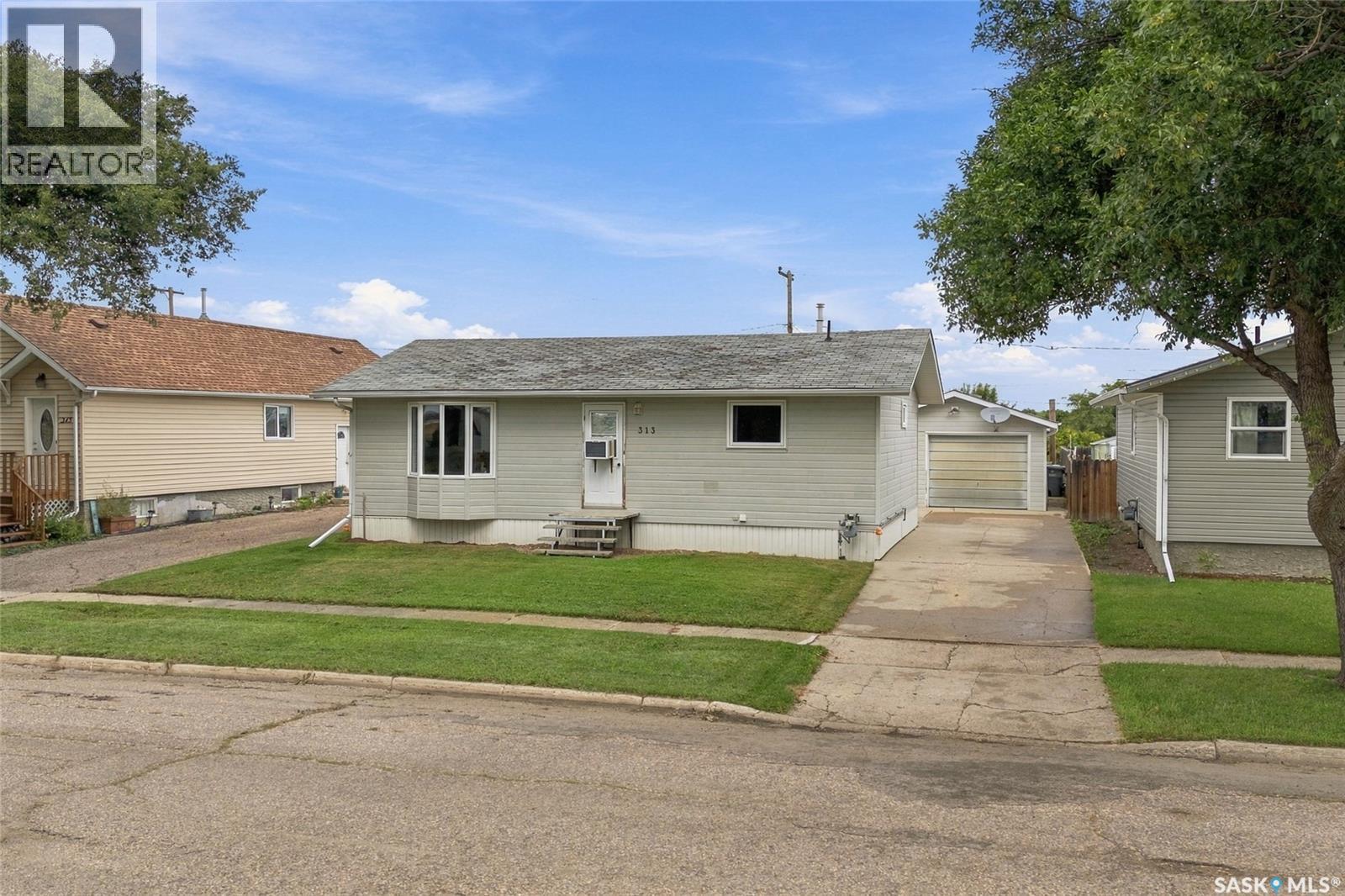 313 7th Avenue W, Rosetown, Saskatchewan  S0L 2V0 - Photo 1 - SK048117
