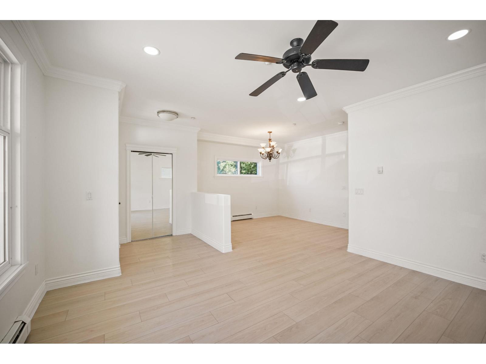 15554 Russell Avenue, White Rock, British Columbia  V4B 2R3 - Photo 3 - R3165493