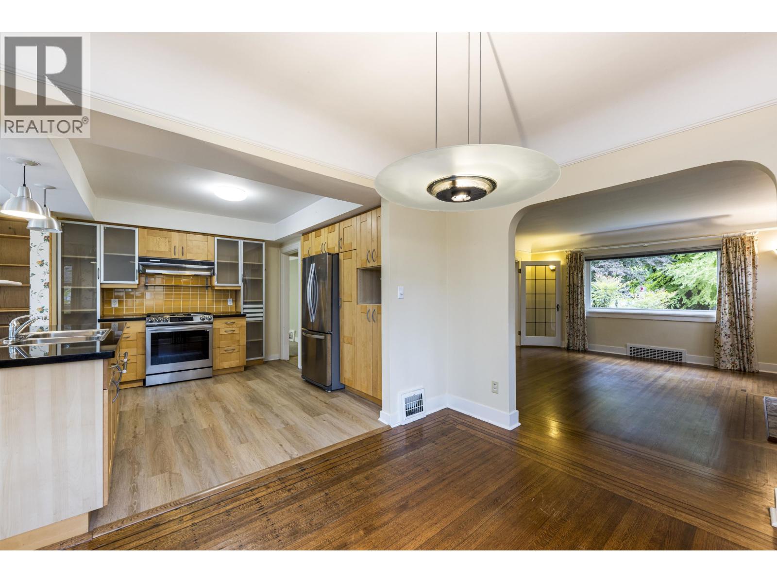 1848 Duchess Avenue, West Vancouver, British Columbia  V7V 1R1 - Photo 3 - R3165545