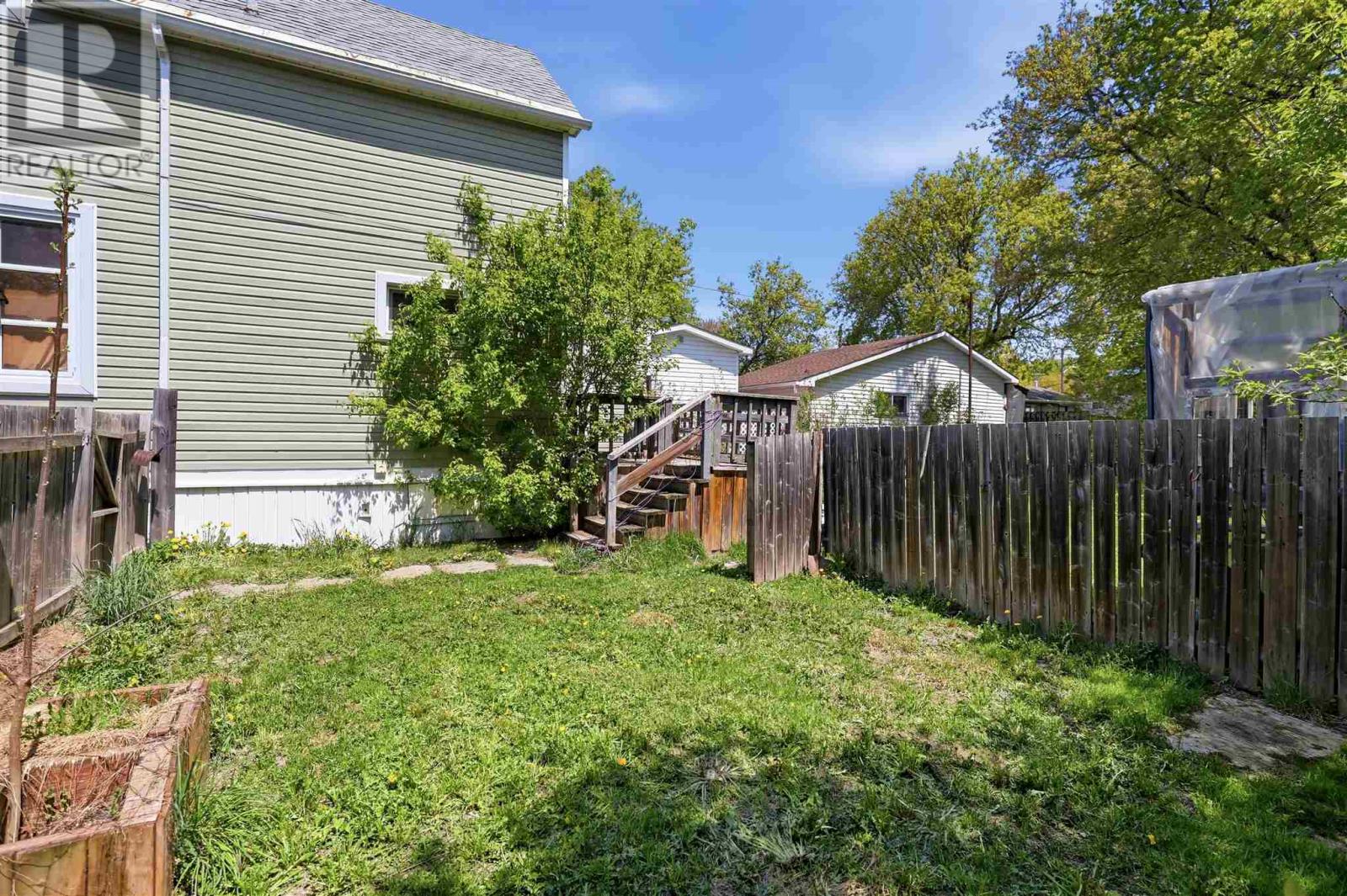 156 Walnut St, Sault Ste. Marie, Ontario  P6B 2E9 - Photo 4 - SM261281