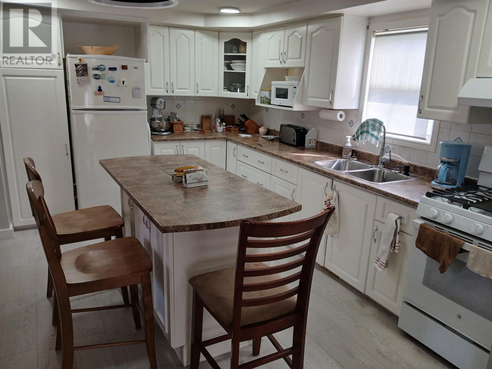 100 Westhill Rd, Elliot Lake, Ontario  P5A 1A7 - Photo 2 - SM262536