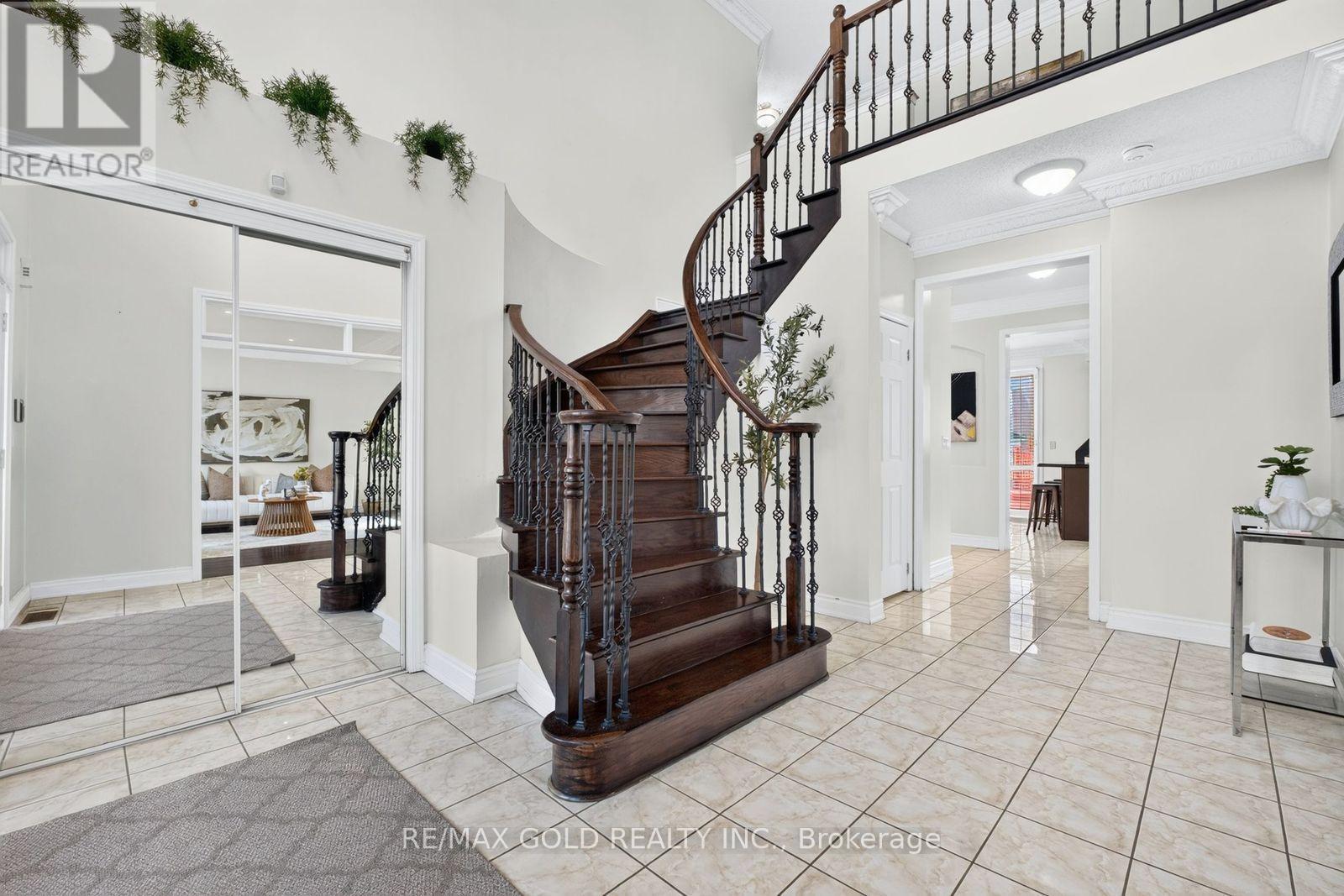 70 Maldives Crescent, Brampton, Ontario  L6P 1L1 - Photo 3 - W13786376