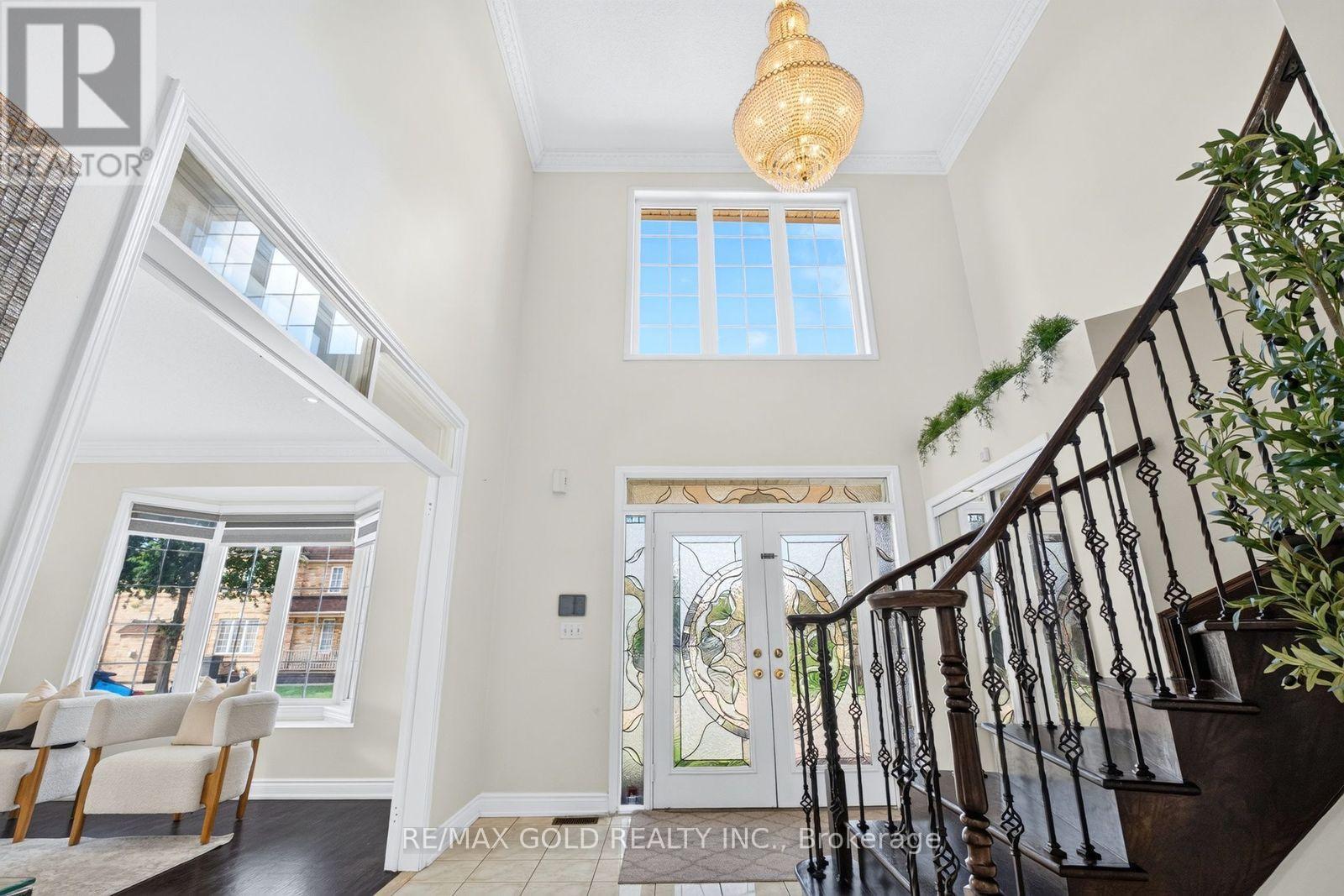 70 Maldives Crescent, Brampton, Ontario  L6P 1L1 - Photo 4 - W13786376