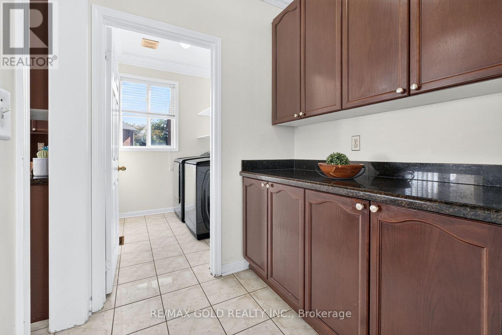 70 Maldives Crescent, Brampton, Ontario  L6P 1L1 - Photo 9 - W13786376