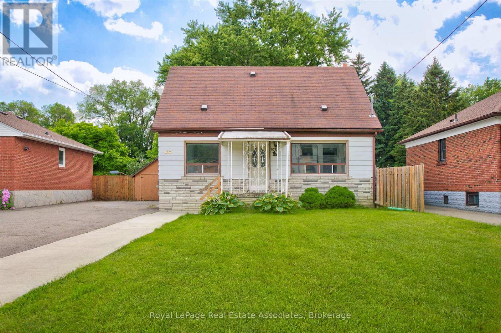 1072 Orchard Road, Mississauga, Ontario  L5E 2N9 - Photo 2 - W13786602