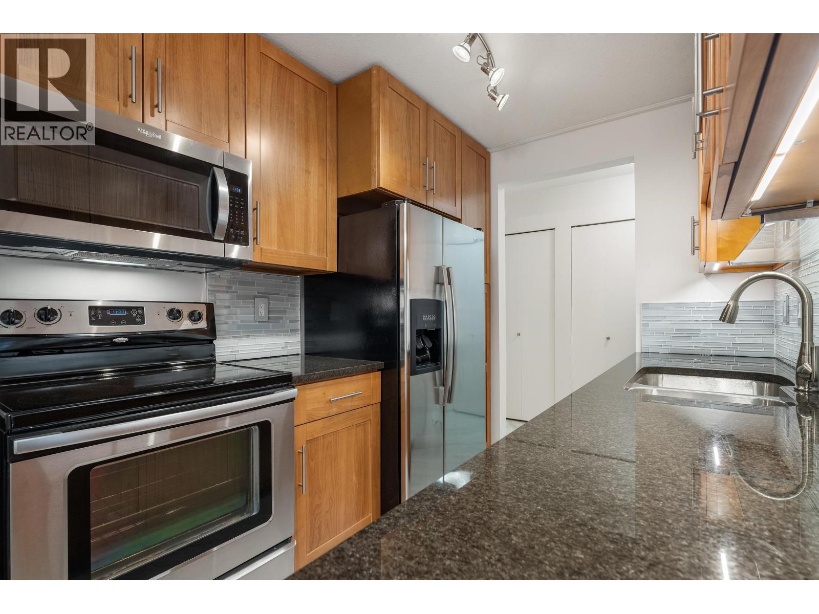 101 2245 Wilson Avenue, Port Coquitlam, British Columbia  V3C 1Z4 - Photo 2 - R3165436