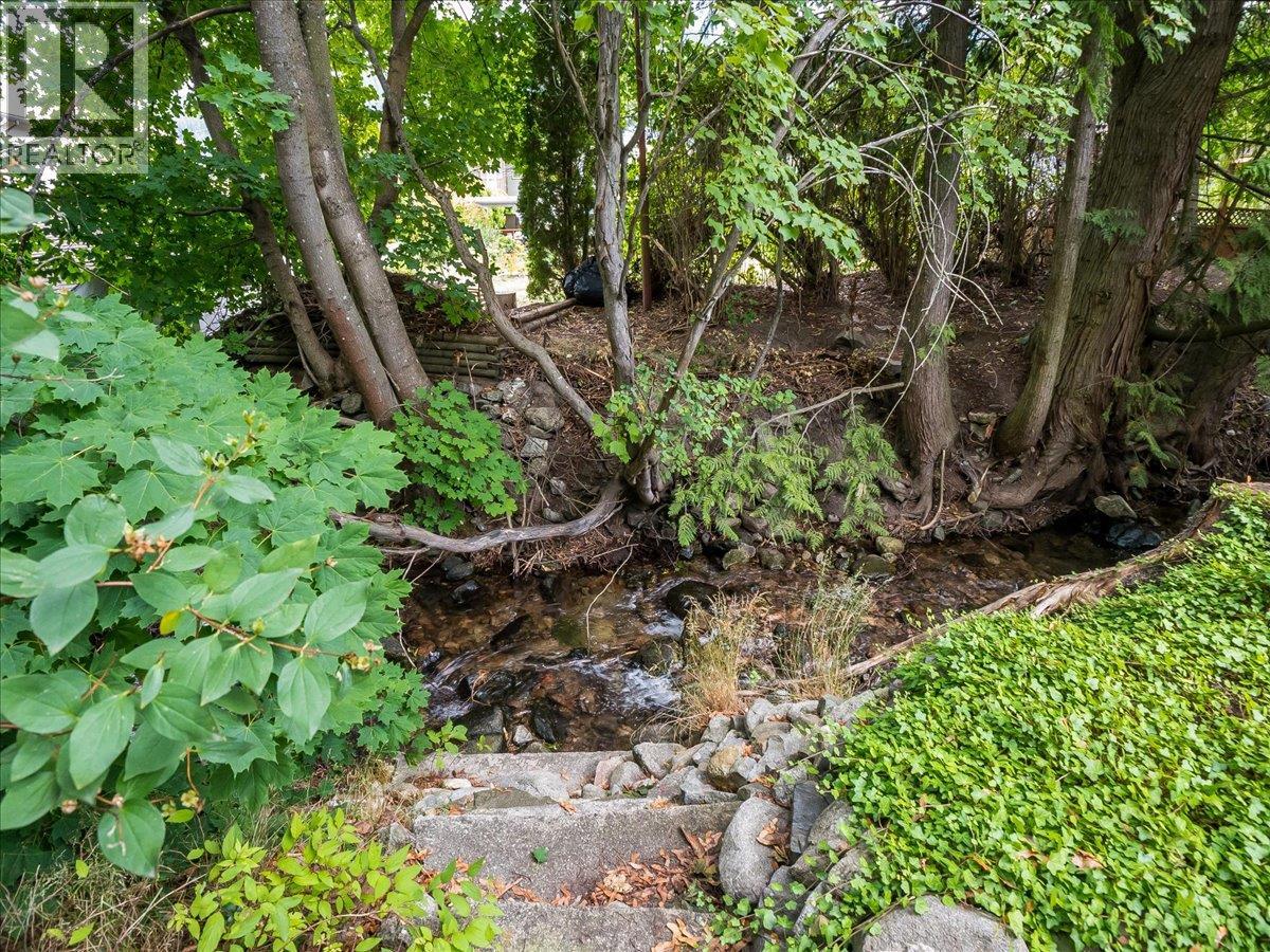 908 Fifth Street, Nelson, British Columbia V1L 2X8 - Photo 11 - 10400852