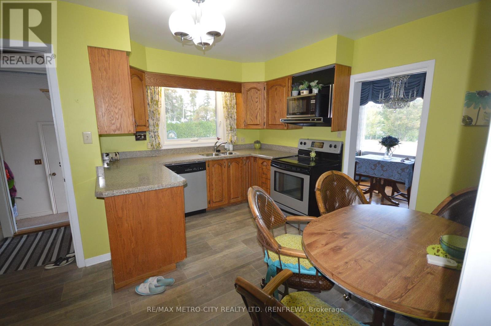 33 Pembroke Street, Whitewater Region, Ontario  K0J 1K0 - Photo 2 - X13786844