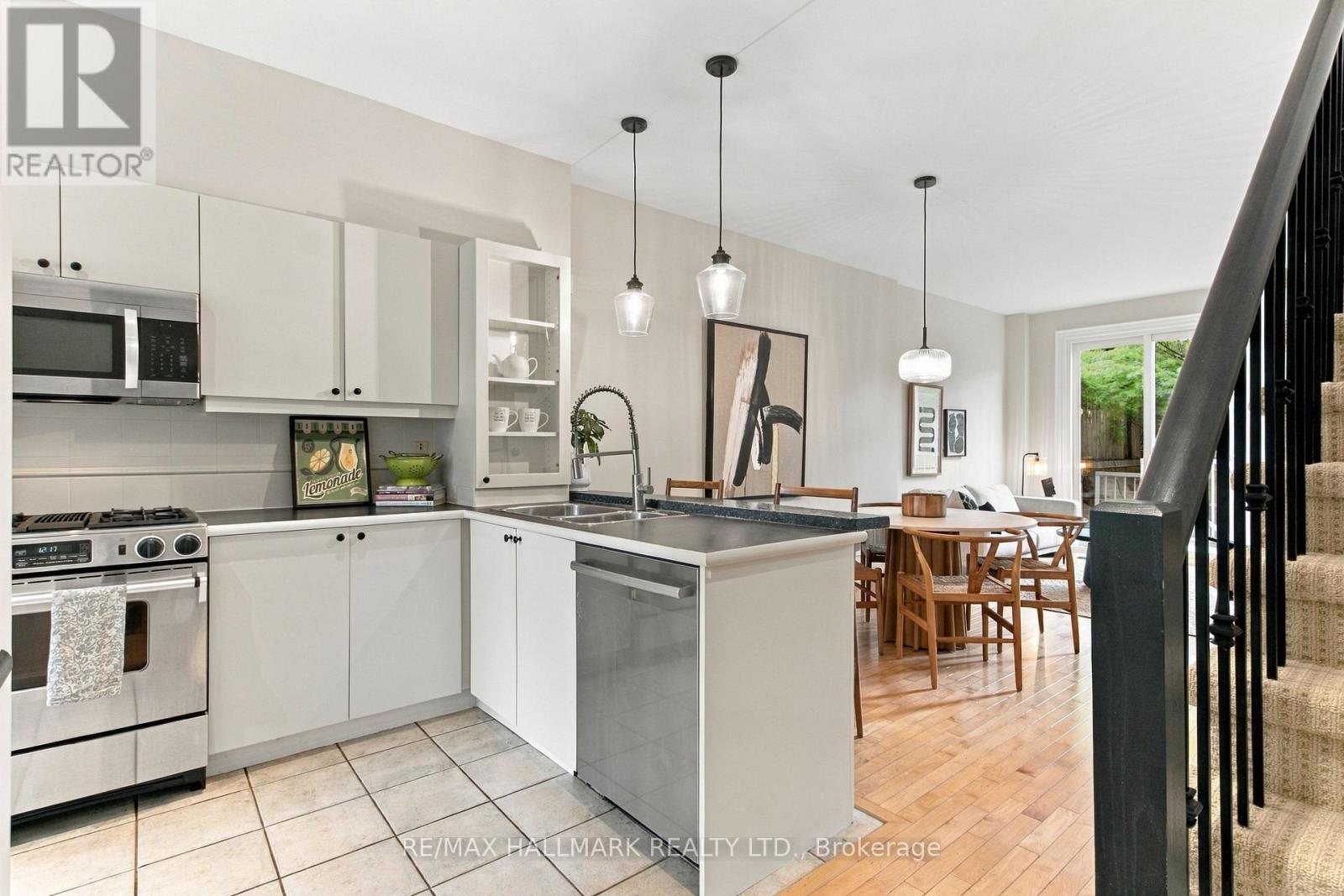 23 Macphail Avenue, Toronto, Ontario  M4K 4A1 - Photo 4 - E13786738