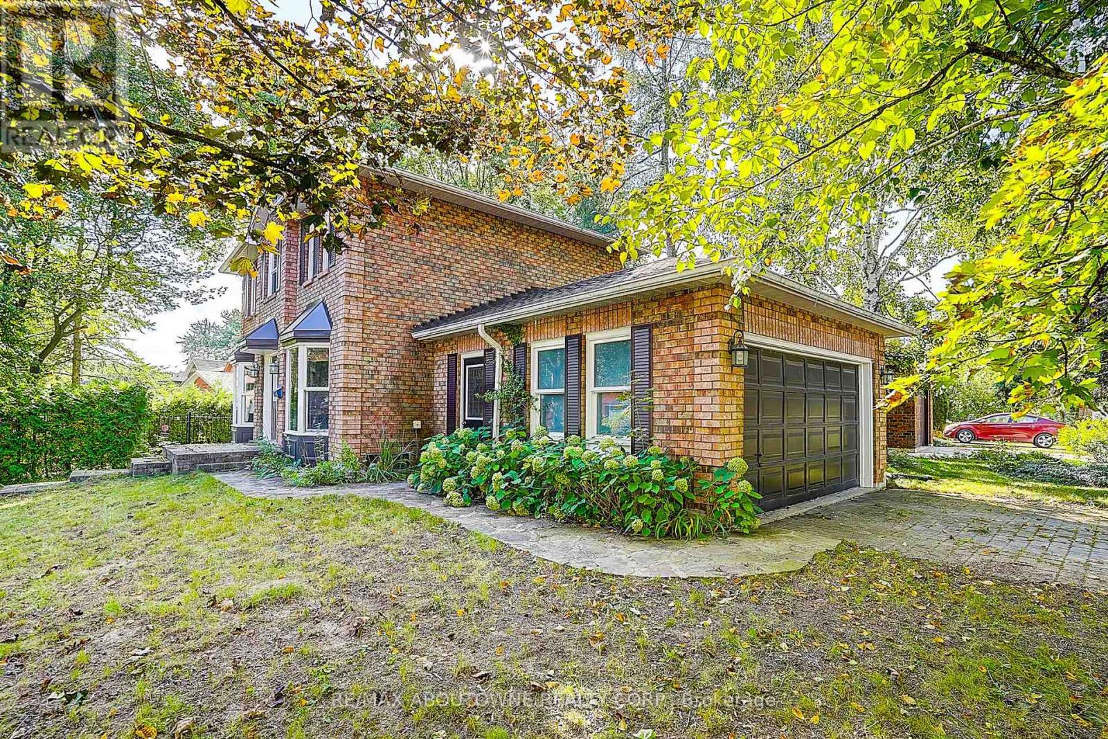 47 April Gardens, Aurora, Ontario  L4G 4R3 - Photo 2 - N13786824
