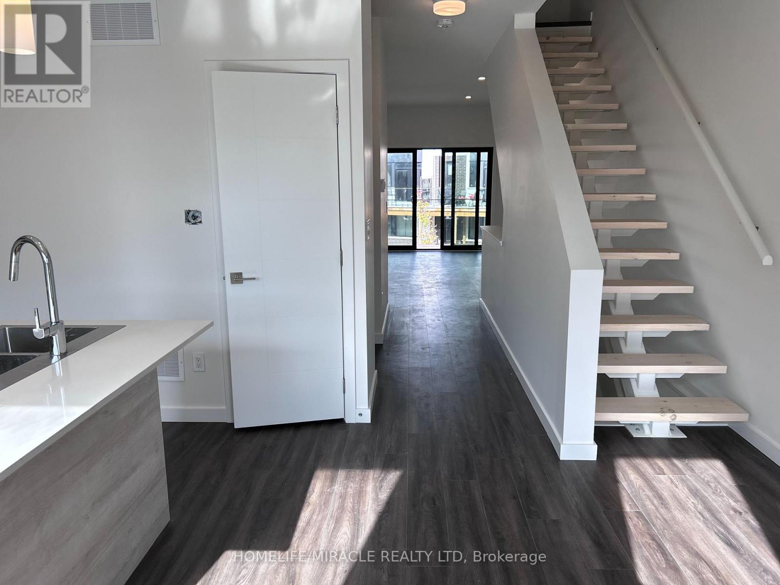 15 Rainwater Lane, Barrie (Holly), Ontario  L4N 9J6 - Photo 4 - S13786782