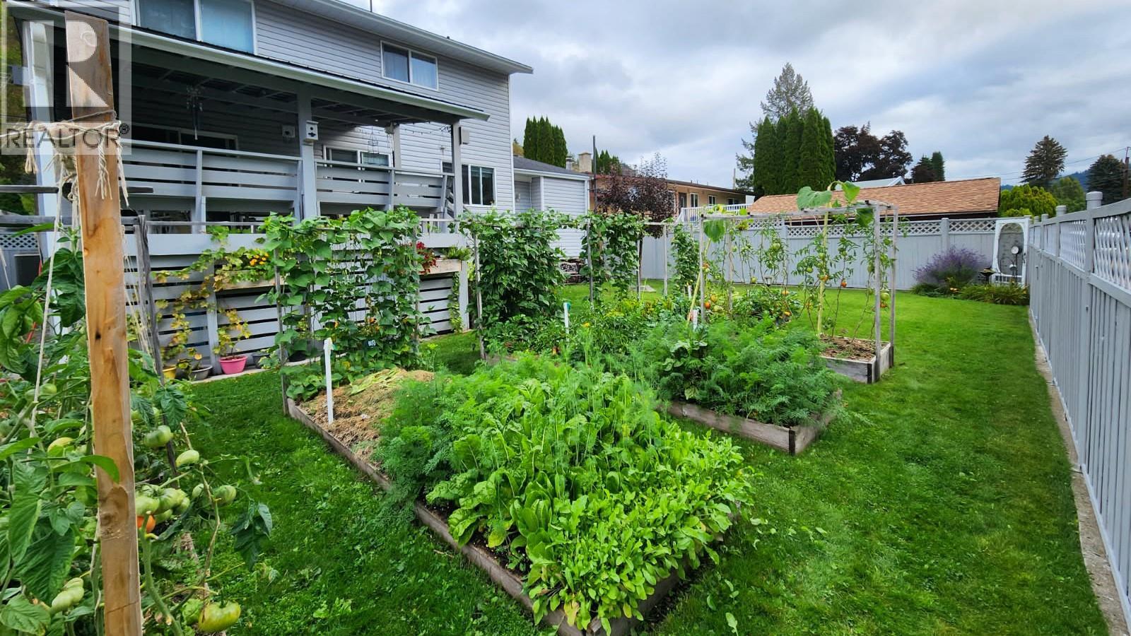275 10th Avenue, Montrose, British Columbia  V0G 1P0 - Photo 43 - 10389597